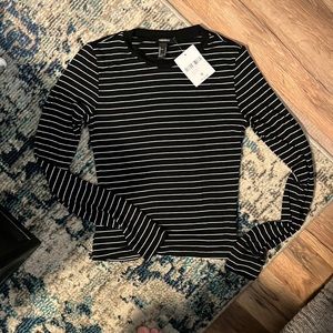 🤍🖤✨NWT CROPPED LONG SLEEVE TOP✨🖤🤍